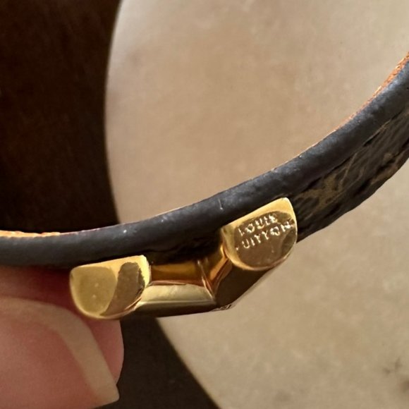 Authentic Louis Vuitton Essential V Bracelet - Picture 3 of 13